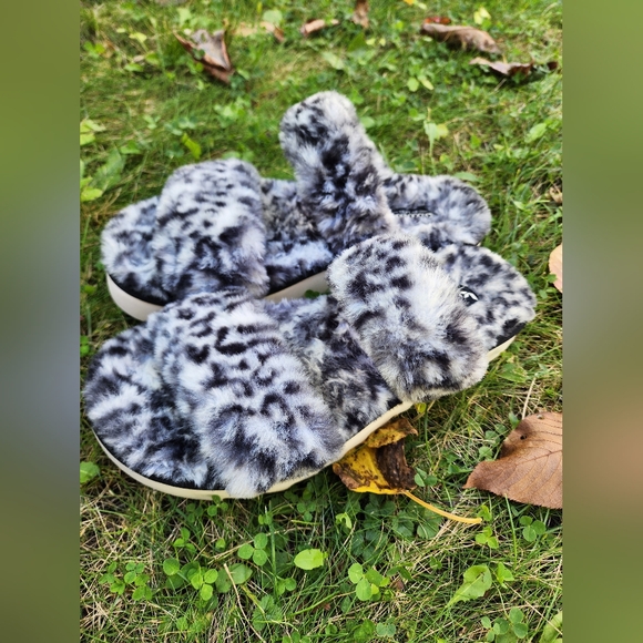 Size 8 - Women's Koolaburra By UGG Black And White Furry Slippers Leopard Print - Picture 3 of 9